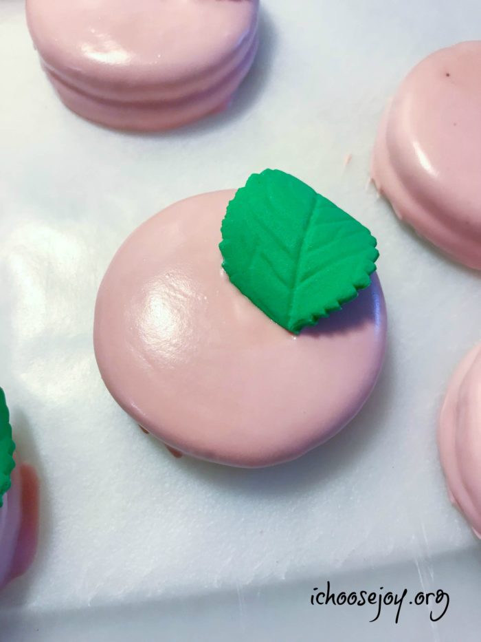 How to make Mother's Day decorated flower oreos. These beautiful cookies are a breeze to make, but are so pretty! #ichoosejoyblog #mothersday #cookies #decoratedcookies