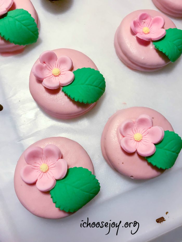 How to make Mother's Day decorated flower oreos. These beautiful cookies are a breeze to make, but are so pretty! #ichoosejoyblog #mothersday #cookies #decoratedcookies