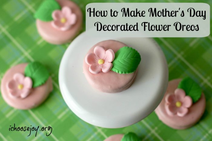 How to make Mother's Day decorated flower oreos. These beautiful cookies are a breeze to make, but are so pretty! #ichoosejoyblog #mothersday #cookies #decoratedcookies
