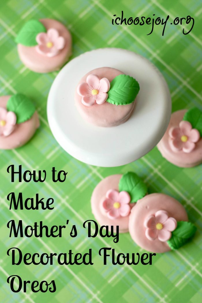 How to make Mother's Day decorated flower oreos. These beautiful cookies are a breeze to make, but are so pretty! #ichoosejoyblog #mothersday #cookies #decoratedcookies