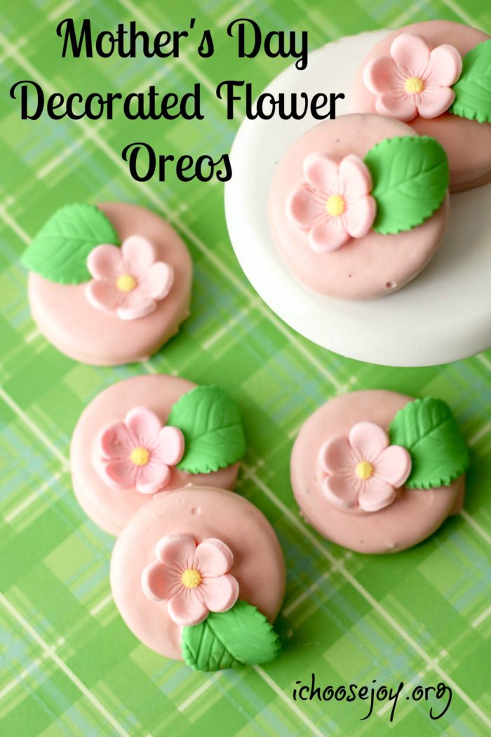 How to make Mother's Day decorated flower oreos. These beautiful cookies are a breeze to make, but are so pretty! #ichoosejoyblog #mothersday #cookies #decoratedcookies