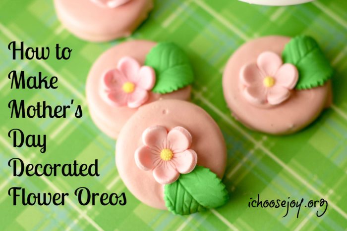 How to make Mother's Day decorated flower oreos. These beautiful cookies are a breeze to make, but are so pretty! #ichoosejoyblog #mothersday #cookies #decoratedcookies