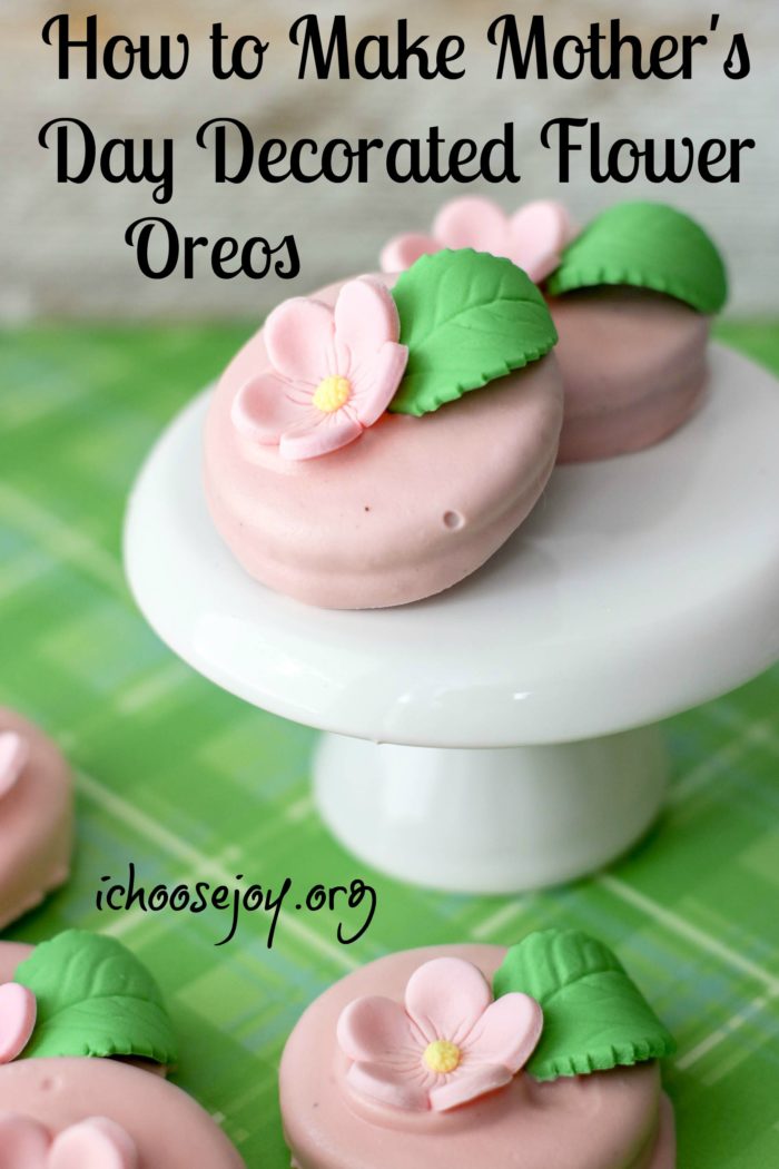 How to make Mother's Day decorated flower oreos. These beautiful cookies are a breeze to make, but are so pretty! #ichoosejoyblog #mothersday #cookies #decoratedcookies
