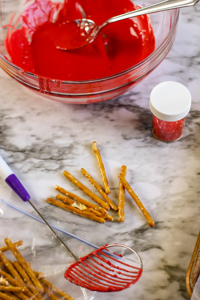 Fireworks cupcakes recipe for Fourth of July. These are perfect for any patriotic holiday. It's so fun for kids to make Fourth of July cupcakes! Also, at the post find Patriotic Decorated Cookie recipe. #patrioticdesserts #fourthofjulycupcakes #fourthofjulycookies #ichoosejoyblog