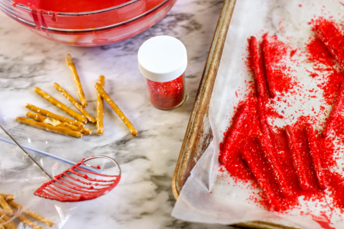 Fireworks cupcakes recipe for Fourth of July. These are perfect for any patriotic holiday. It's so fun for kids to make Fourth of July cupcakes! Also, at the post find Patriotic Decorated Cookie recipe. #patrioticdesserts #fourthofjulycupcakes #fourthofjulycookies #ichoosejoyblog
