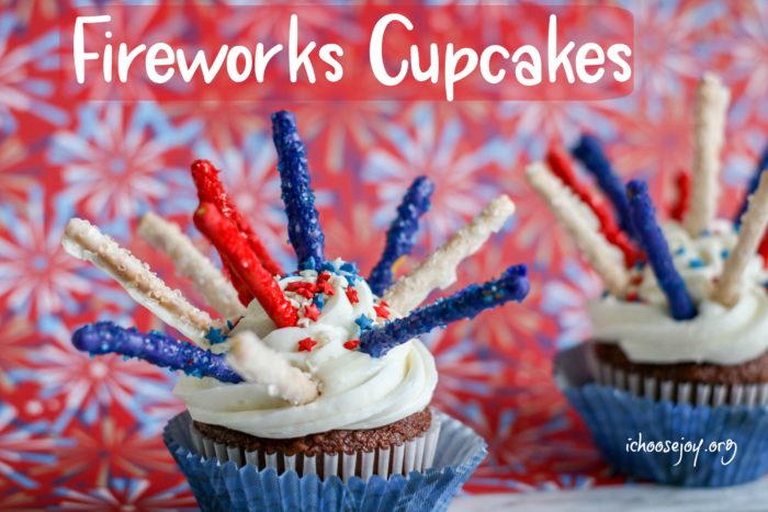 Fireworks cupcakes recipe for Fourth of July. These are perfect for any patriotic holiday. It's so fun for kids to make Fourth of July cupcakes! Also, at the post find Patriotic Decorated Cookie recipe. #patrioticdesserts #fourthofjulycupcakes #fourthofjulycookies #ichoosejoyblog